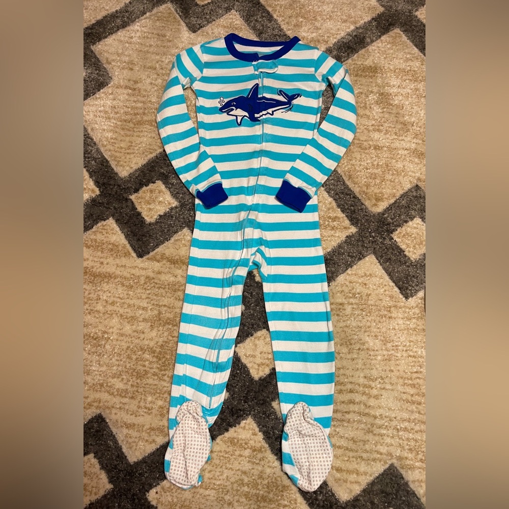 Members mark boys 4t snug fitting shark zip up footie pajamas. See photos.